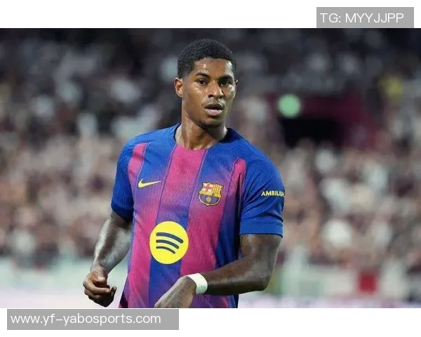 巴萨与切尔西交锋海报展示球员乘坐伦敦地铁拉什福德与库库同框亮相